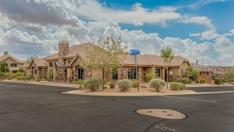 Tee Time at Coral Ridge Resort House in Washington