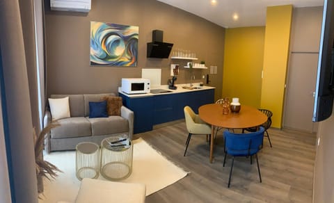 Coffee/tea facilities, Kitchen or kitchenette, Seating area