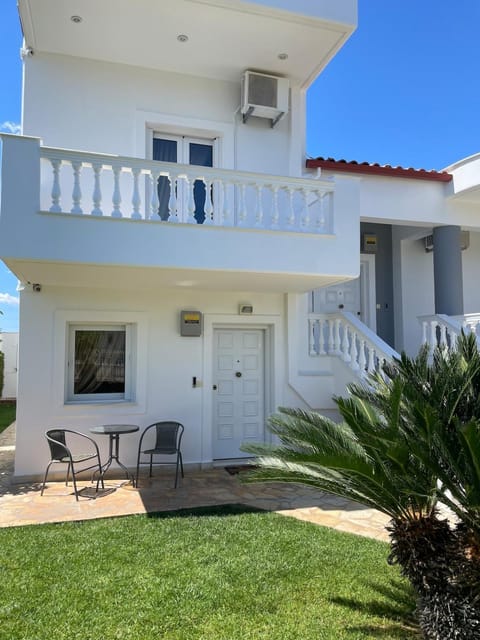 Property building, Patio, Garden, Balcony/Terrace, Garden view