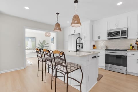 NEW! The White House, with 2 King Ensuites close to Parris Island and Downtown House in Port Royal