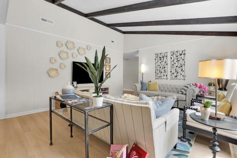 NEW! The White House, with 2 King Ensuites close to Parris Island and Downtown House in Port Royal