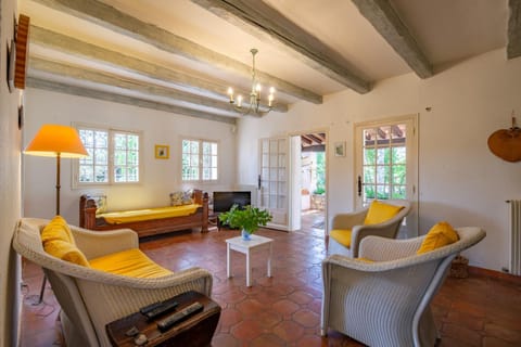 Communal lounge/ TV room, Living room, Seating area