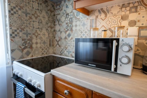 Kitchen or kitchenette, oven