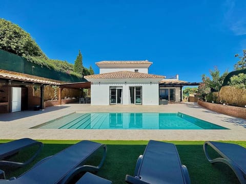 Vista Verde heated pool, BBQ, parking, ping-pong Villa in Fuengirola