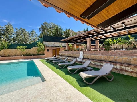 Vista Verde heated pool, BBQ, parking, ping-pong Villa in Fuengirola