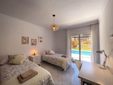 Vista Verde heated pool, BBQ, parking, ping-pong Villa in Fuengirola