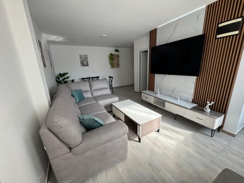 TV and multimedia, Living room, Seating area, Evening entertainment