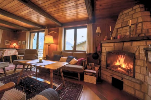 Seating area, Dining area, fireplace