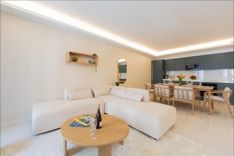 Kitchen or kitchenette, Living room, Seating area, Dining area