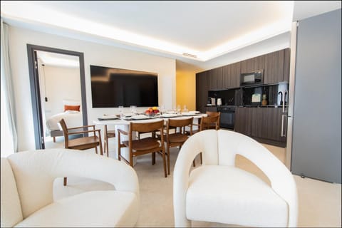 Kitchen or kitchenette, Living room, Seating area, Dining area, oven