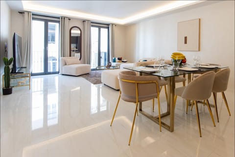 Communal lounge/ TV room, TV and multimedia, Living room, Seating area, Dining area