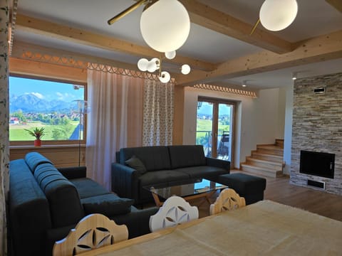 Communal lounge/ TV room, Natural landscape, Living room, Seating area, Evening entertainment, Mountain view