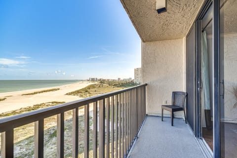 Walk to Beach and Eats Condo with Pool in Clearwater! Apartment in Sand Key