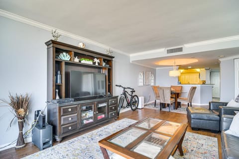 Walk to Beach and Eats Condo with Pool in Clearwater! Apartment in Sand Key