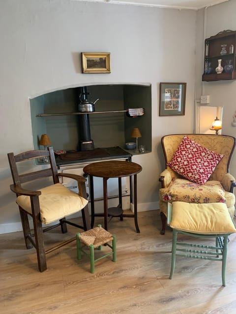 Kitchen or kitchenette, Seating area