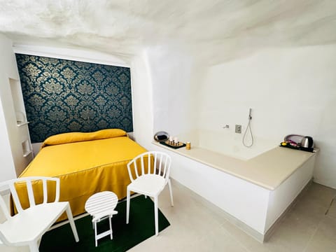 Bed, Photo of the whole room, Bedroom, Bath