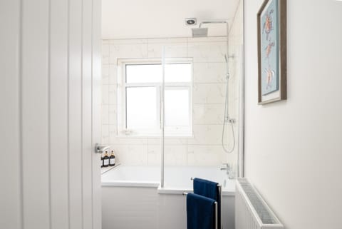 Luxury House - Pool Table - Parking - Brand New House in Grimsby