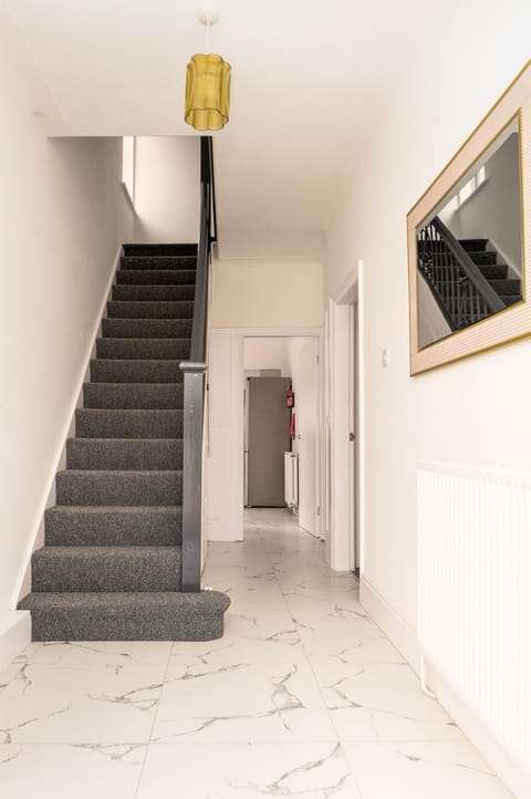 Luxury House - Pool Table - Parking - Brand New House in Grimsby