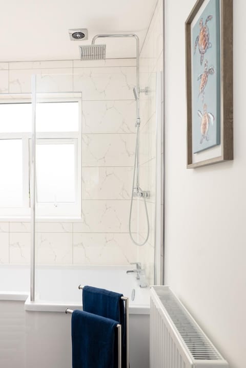 Luxury House - Pool Table - Parking - Brand New House in Grimsby