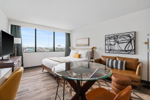 Bed, TV and multimedia, Living room, Photo of the whole room, Seating area, Bedroom