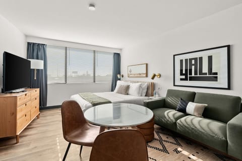 Bed, TV and multimedia, Living room, Photo of the whole room, Dining area, Bedroom