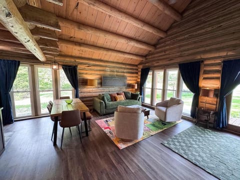 A Novel Stay 3 bed 2 bath log cabin in Shelbyville, IL Cabin in Illinois