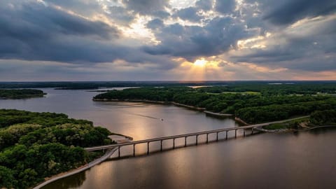 A Novel Stay 3 bed 2 bath log cabin in Shelbyville, IL Cabin in Illinois