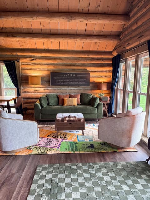 A Novel Stay 3 bed 2 bath log cabin in Shelbyville, IL Cabin in Illinois