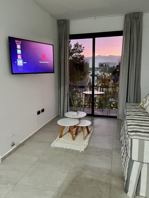 Natural landscape, TV and multimedia, Living room