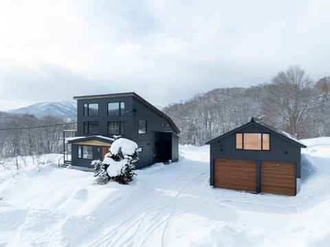 Property building, Day, Natural landscape, Winter, Garden, Skiing, Balcony/Terrace, Garden view, Mountain view