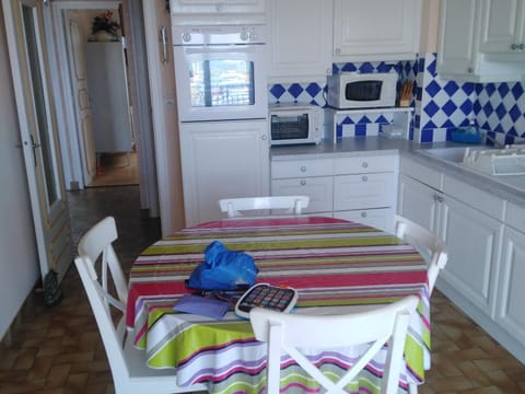 Appartement au 1er étage avec terrasse - 2 chambres, 4 personnes, parking face à la mer - FR-1-843-36 Apartment in Le Croisic