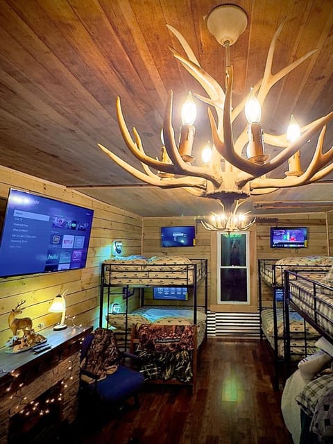 BunkHouse Camp Sardis Lake - Deer Camp House in Sardis Lake