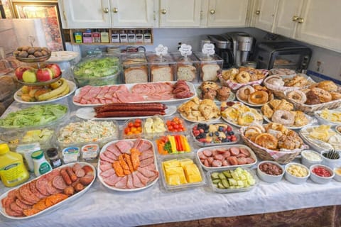 Kitchen or kitchenette, Food and drinks, Food, Breakfast, Buffet breakfast