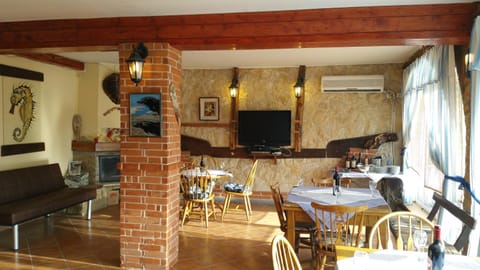 Restaurant/places to eat, Restaurant/places to eat, Lounge or bar, Dining area