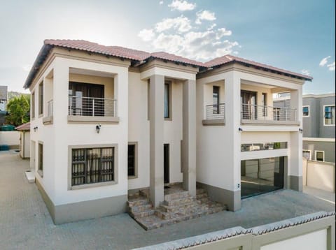 Property building, Day, Balcony/Terrace