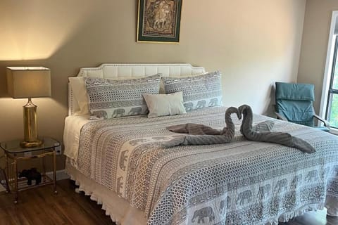 Lake Ozark at Regalia Resort Spacious 3 Bedroom Condo Apartment in Village Four Seasons