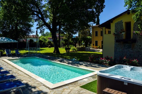 Property building, Day, Garden, Hot Tub, Garden view, Pool view, Swimming pool, sunbed