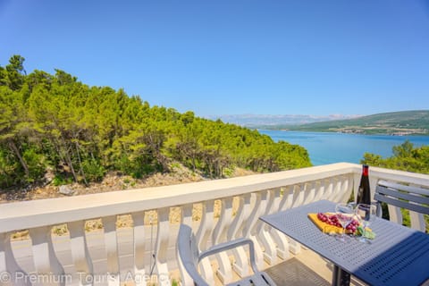 Natural landscape, View (from property/room), Balcony/Terrace, Dining area, Lake view, Mountain view, Sea view