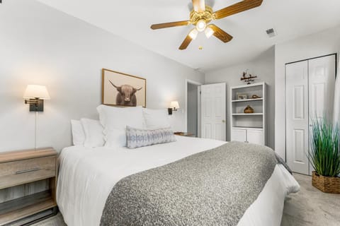 Cozy Riverfront Cabin w fireplace & deck Cabin in Bailey