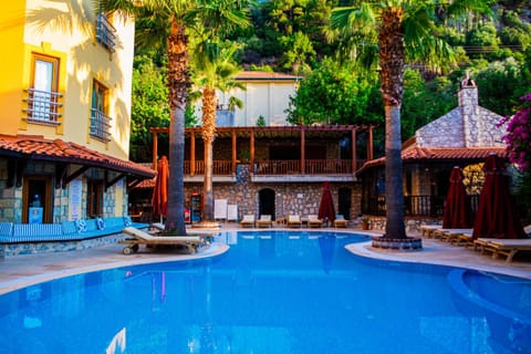 Property building, Patio, Day, Garden, Garden view, Pool view, Swimming pool, Swimming pool, sunbed