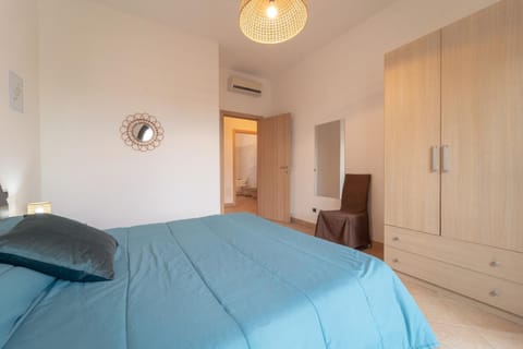 Bed, Photo of the whole room, Bedroom, wardrobe, air conditioner