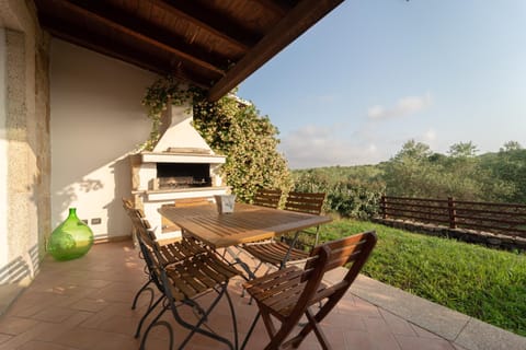 Property building, Patio, Day, Natural landscape, Garden, Balcony/Terrace, Living room, Dining area, Garden view