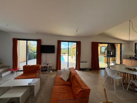 TV and multimedia, Living room, Seating area, Evening entertainment