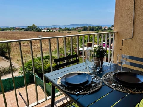 Day, View (from property/room), Balcony/Terrace, Dining area, Sea view