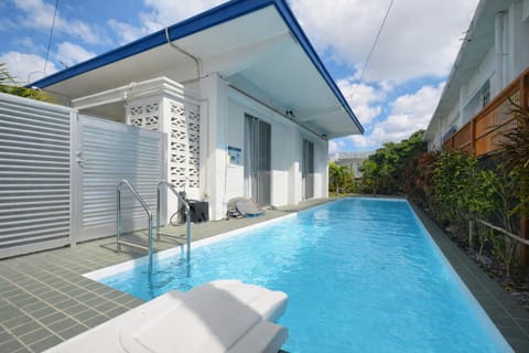 Property building, Day, Swimming pool