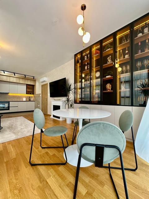 Library, TV and multimedia, Living room, Seating area, Dining area