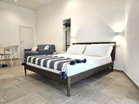 Bed, Seating area, wardrobe