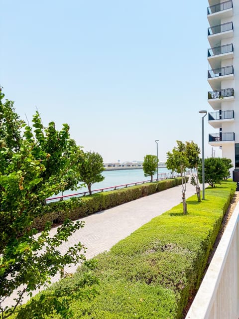 Property building, Day, Swimming pool