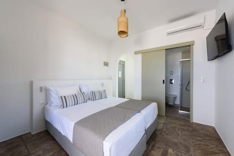 Bed, TV and multimedia, Photo of the whole room, Bedroom, air conditioner
