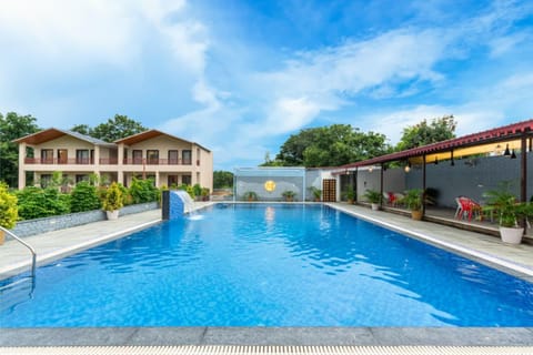 Property building, Day, Pool view, Swimming pool, sunbed